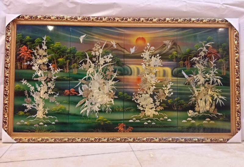 Tranh sơn mài Nha Trang gây ấn tượng mạnh với hình ảnh những con tàu thuyền trôi dạt trên sóng biển xanh, những cảnh quan thiên nhiên tuyệt đẹp của vùng đất này được tái hiện tinh tế và chân thực nhất thông qua bàn tay của những nghệ nhân lành nghề. Không chỉ là một tác phẩm nghệ thuật thủ công đẹp mắt, những bức tranh sơn mài Nha Trang còn mang giá trị lịch sử và văn hóa đặc sắc của vùng biển miền Trung.